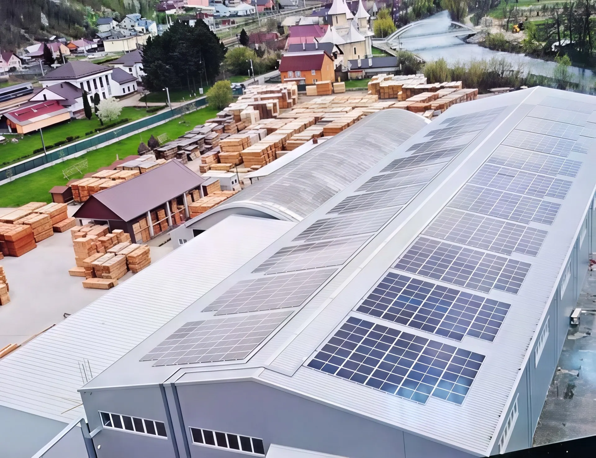 Panouri fotovoltaice pe halele fabricii